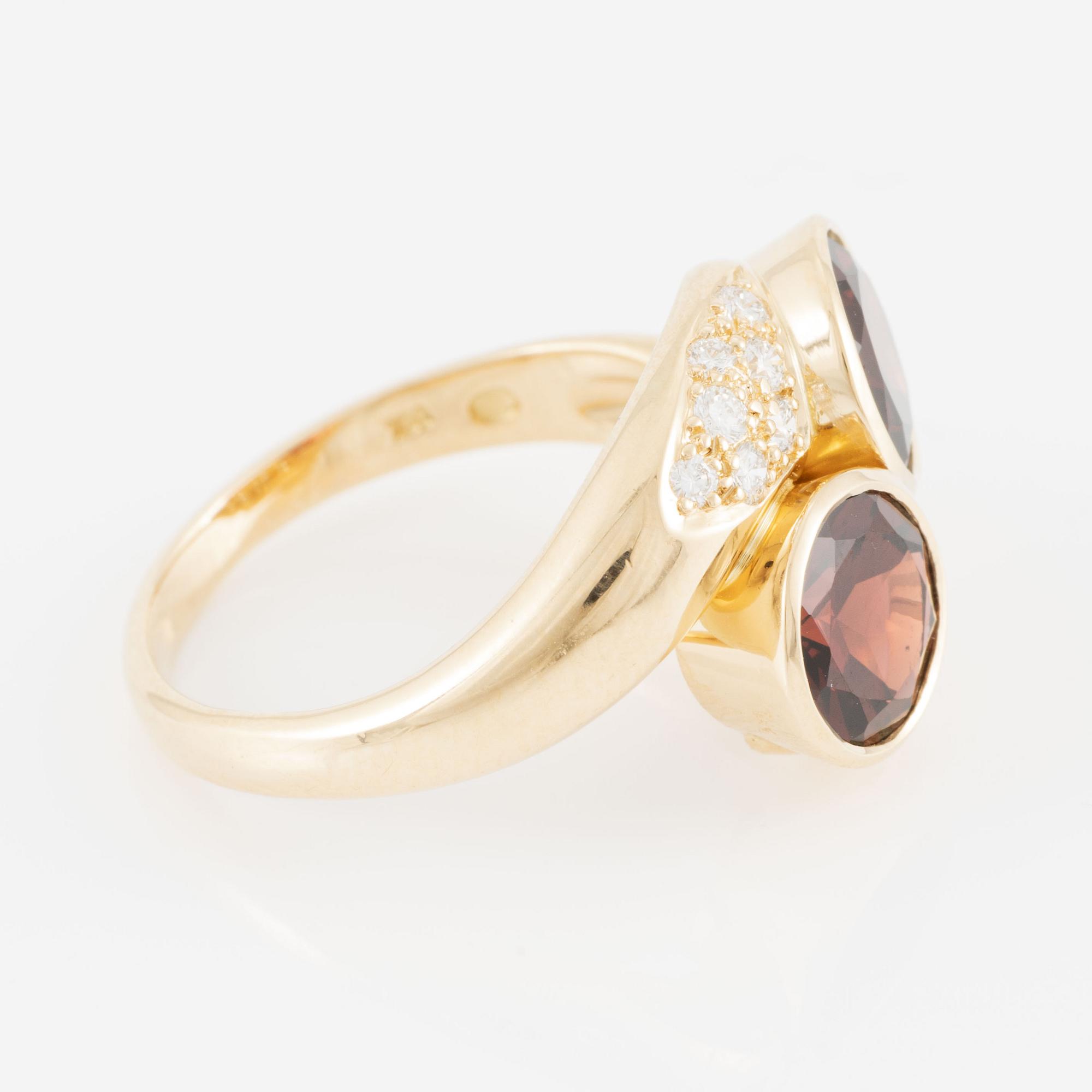 Ring, Gübelin, 18K gold with two garnets and brilliant-cut diamonds.