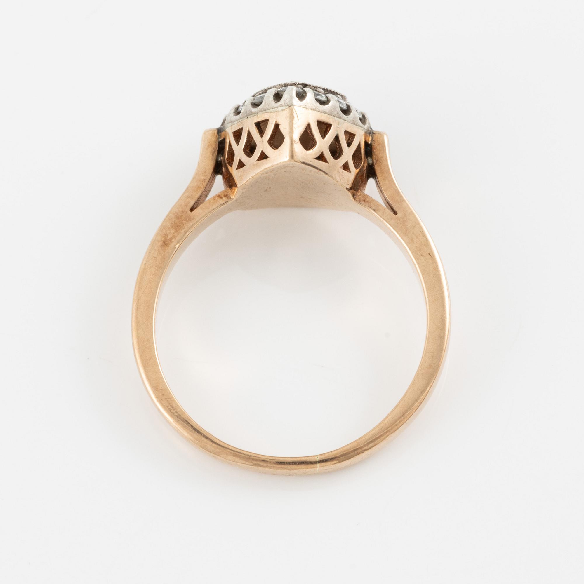 Ring silver och låghaltigt guld med en rosenslipad diamant och runda briljantslipade diamanter.