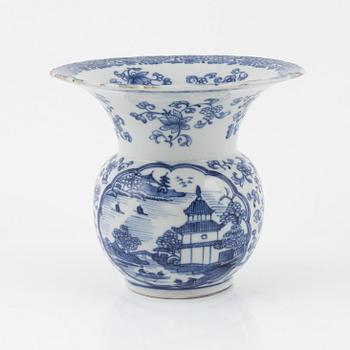 Spottkopp, "Zhadou", kompaniporslin, Qingdynastin, Qianlong (1736-95).
