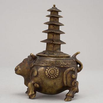 A group of Chinese and Japanese objects, nine pieces.