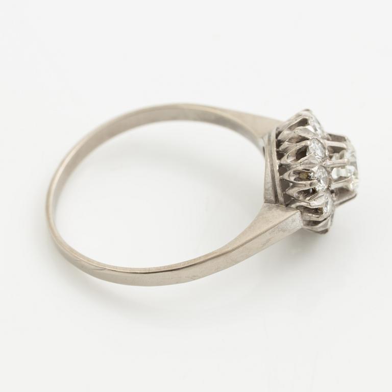 Ring 18K vitguld med runda briljantslipade diamanter.