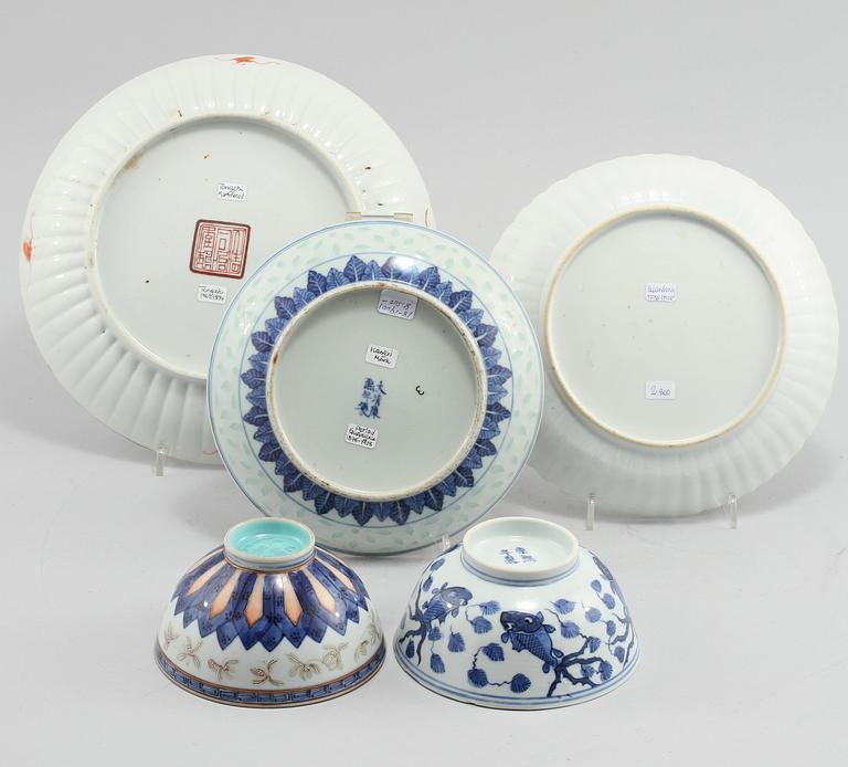 TALLRIKAR, 3 st samt SKÅLAR, 2 st, porslin, Kina, 1800-/1900-tal.