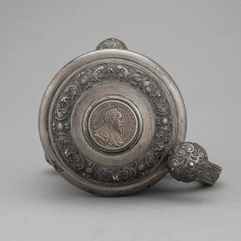 DRYCKESKANNA, silver, K. Anderson, Stockholm 1909. Vikt ca 569 gram.