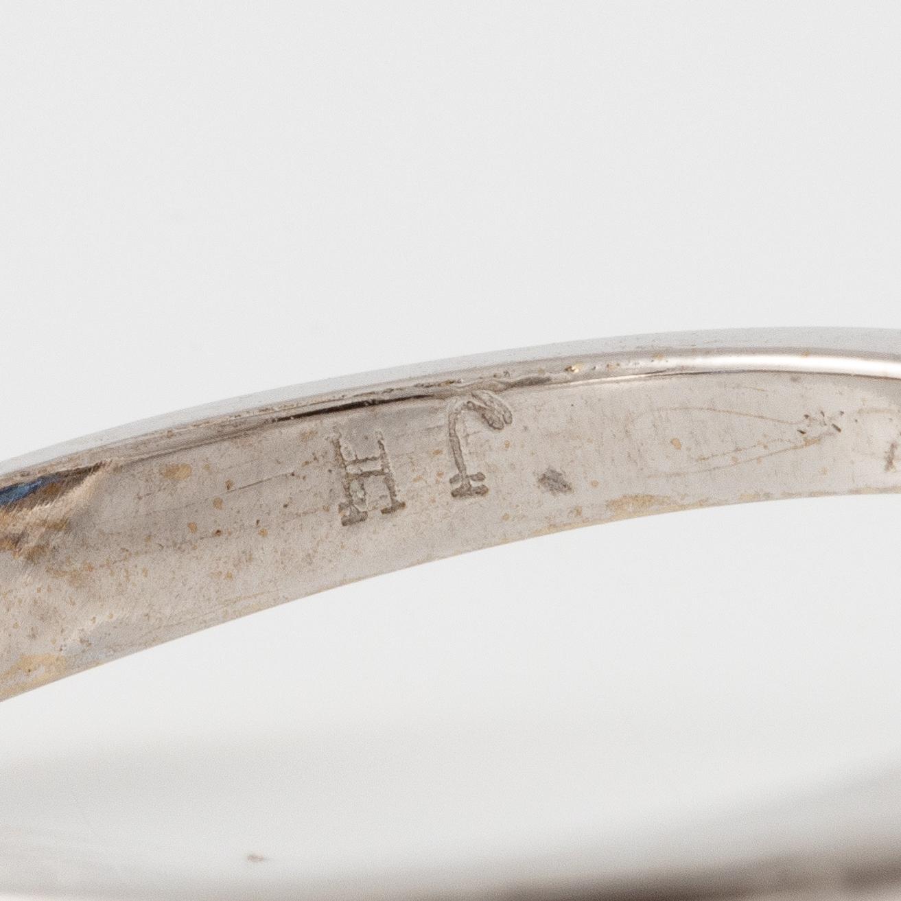 Ring, carmosé, 14K vitguld med safir och briljantslipade diamanter.