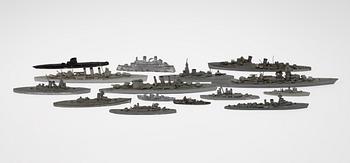 VATTENLINJESKEPP, ca 25 st, bl.a. tenn och plast.