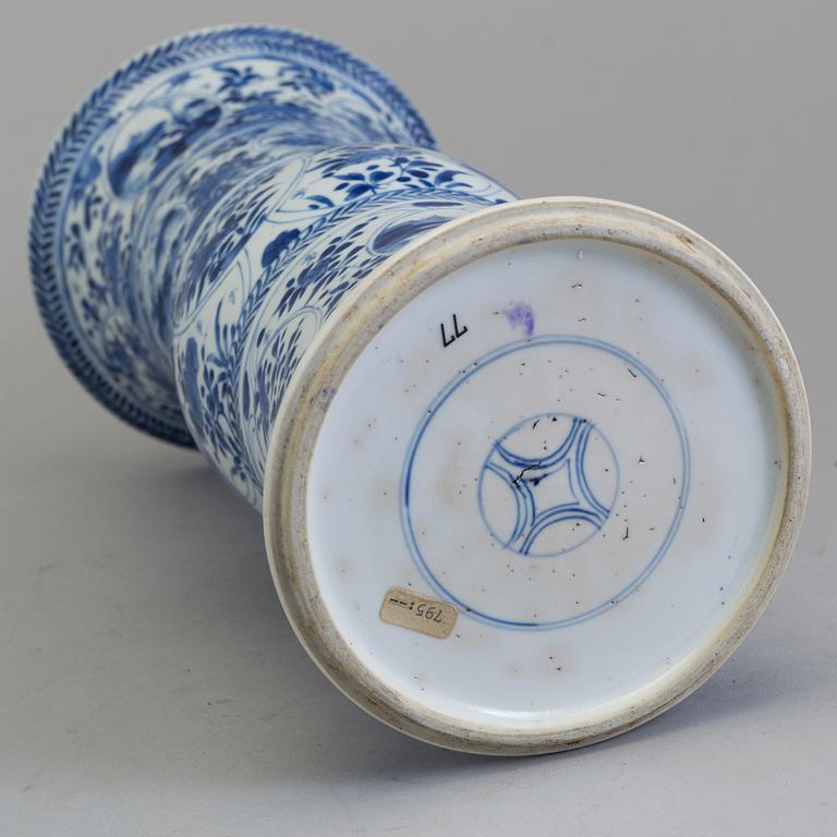 A blue and white trumpet vase, Qing dynasty, Kangxi (1662-1722).