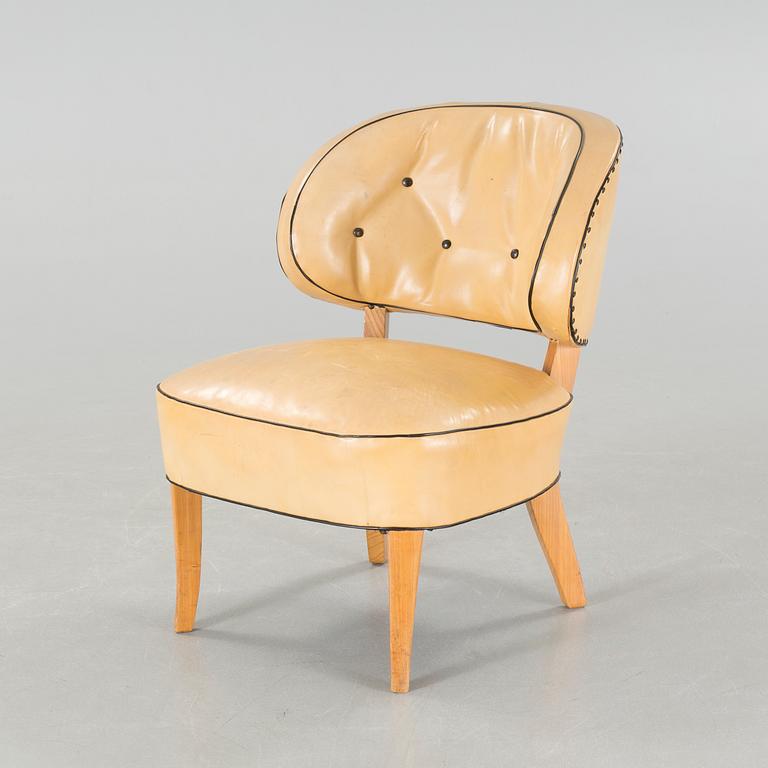 A 1940s lounge chaoir.