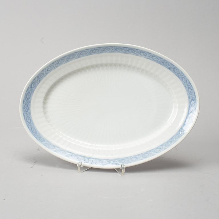 A Royal Copenhagen porcelain service "Blå vifte" by Arnold Krog, 28 pcs, Denmark.