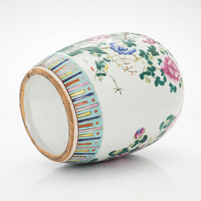 A Chinese famille rose jar with cover, late Qing/early 20th Century.