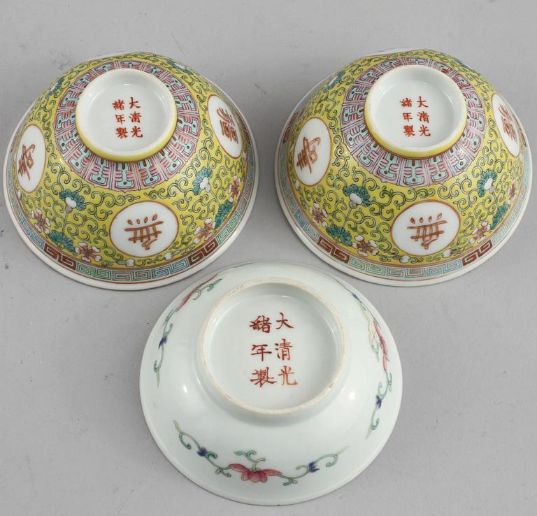 SKÅLAR, 3 st, porslin, Kina, 1900-tal, märkta med Guangxu sex karaktärers märke.