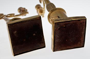 KANDELABRAR, ett par, mässing. Empire, 1800-talets första hälft.