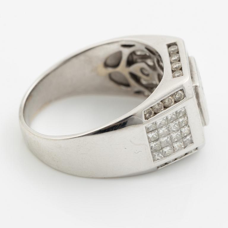 Ring in 14K white gold set with princess-cut and brilliant-cut diamonds.