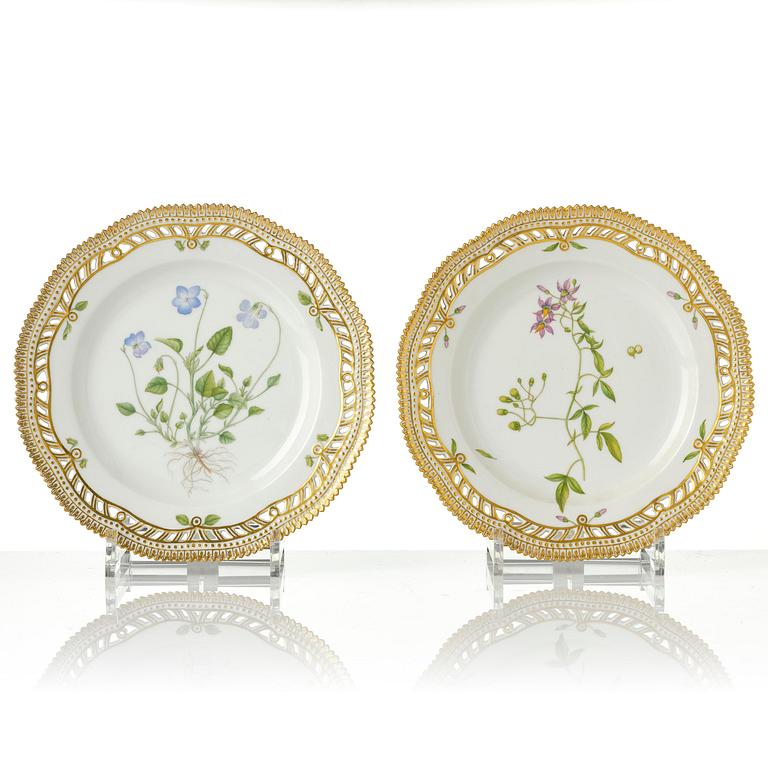 Tallrikar, 13 stycken, porslin. Royal Copenhagen, 'Flora Danica', Danmark, 1900-tal.