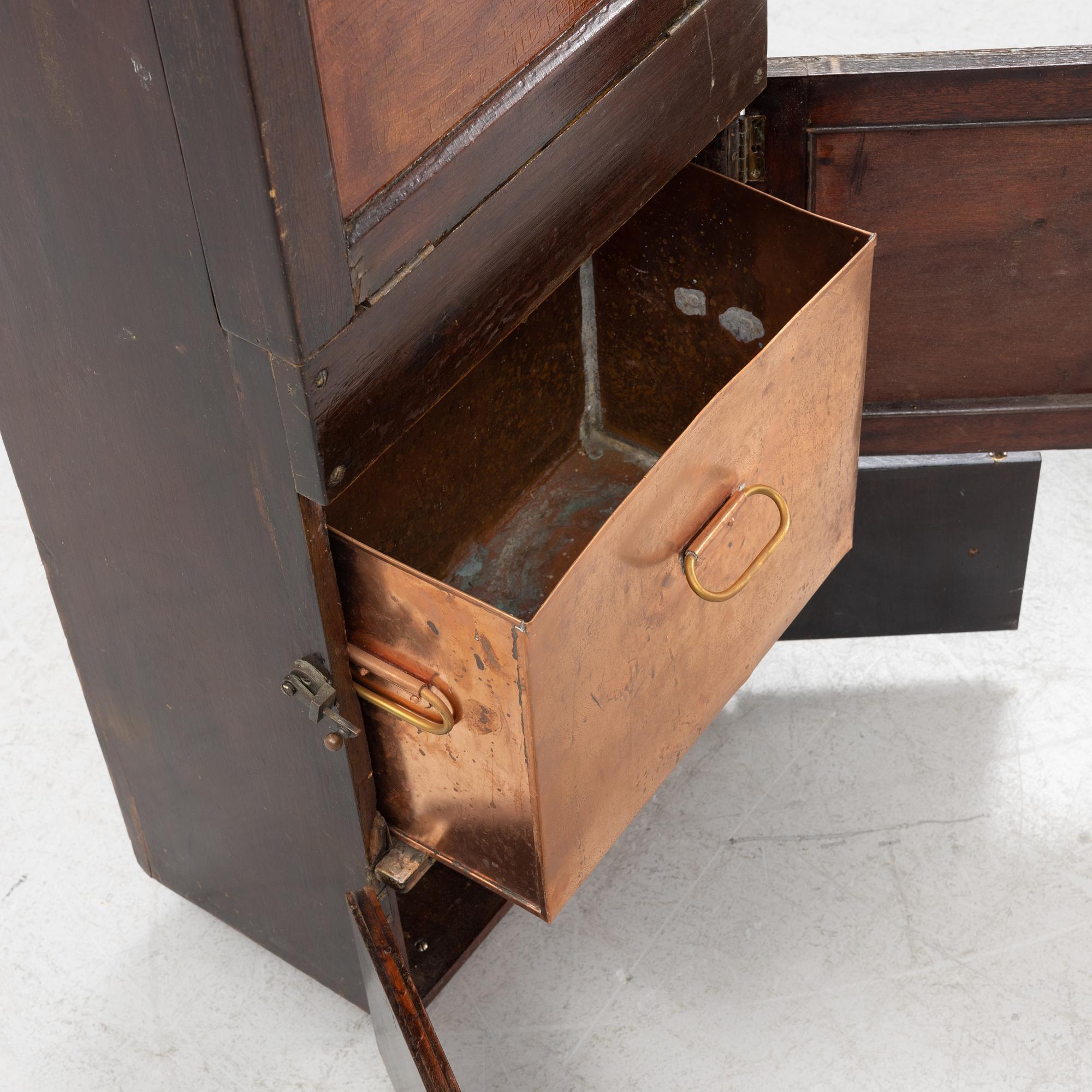 Väggkommod, omkring år 1900.