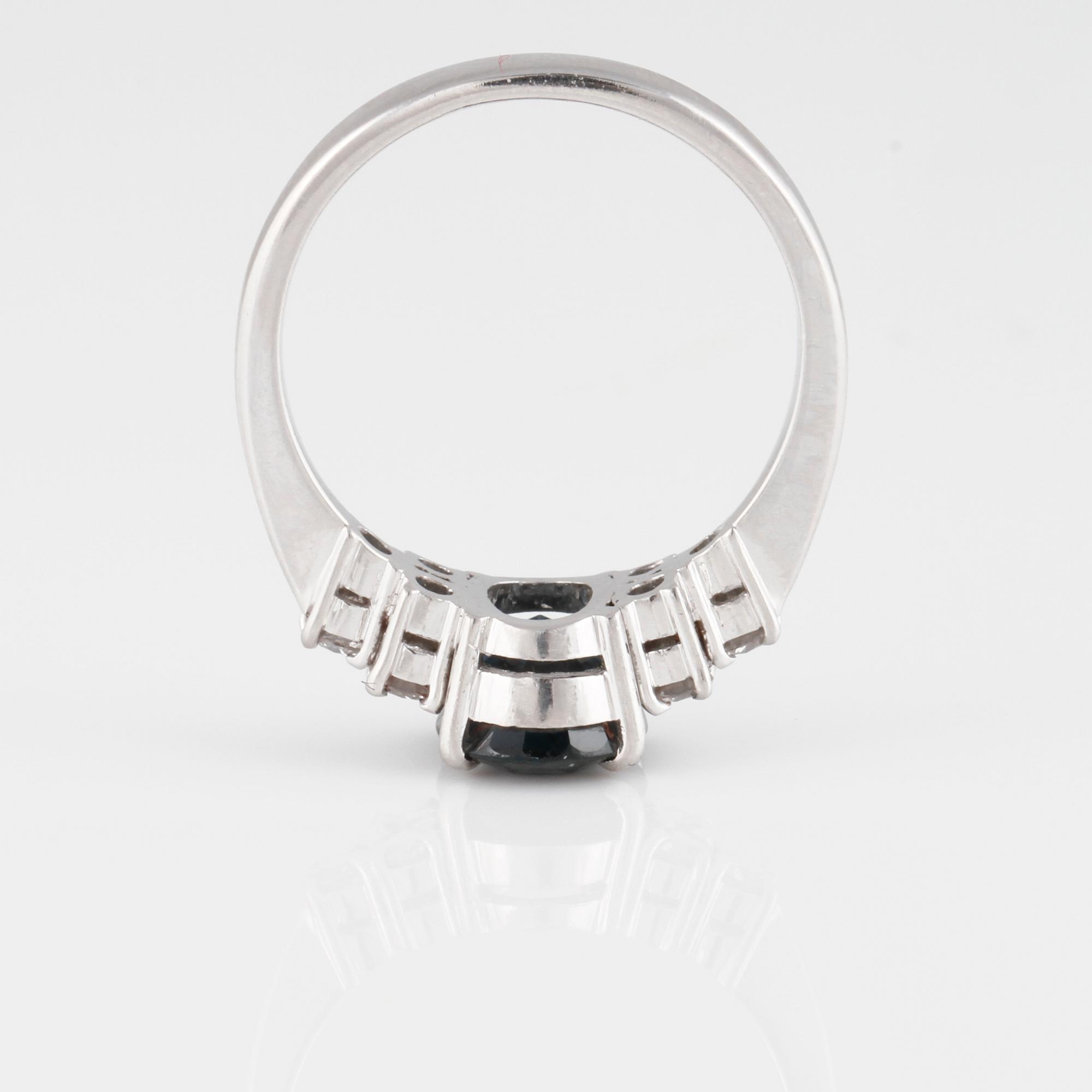 RING, 18K vitguld med fasettslipad blå safir ca 3.00 ct samt briljantslipade diamanter ca 0.30 ct. Vikt 5,0 gram.