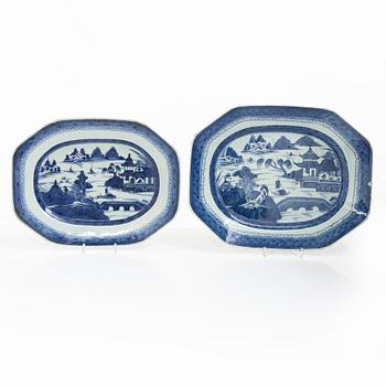 Two blue and white dishes, Qing dynasty, 19th century.