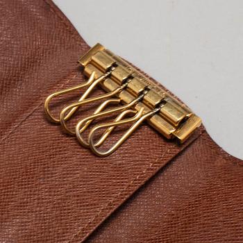LOUIS VUITTON, nyckelhållare och etui.