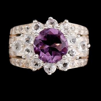 RING, sterlingsilver, ametist ca 3.00 ct, vita topaser tot ca 1.60 ct.