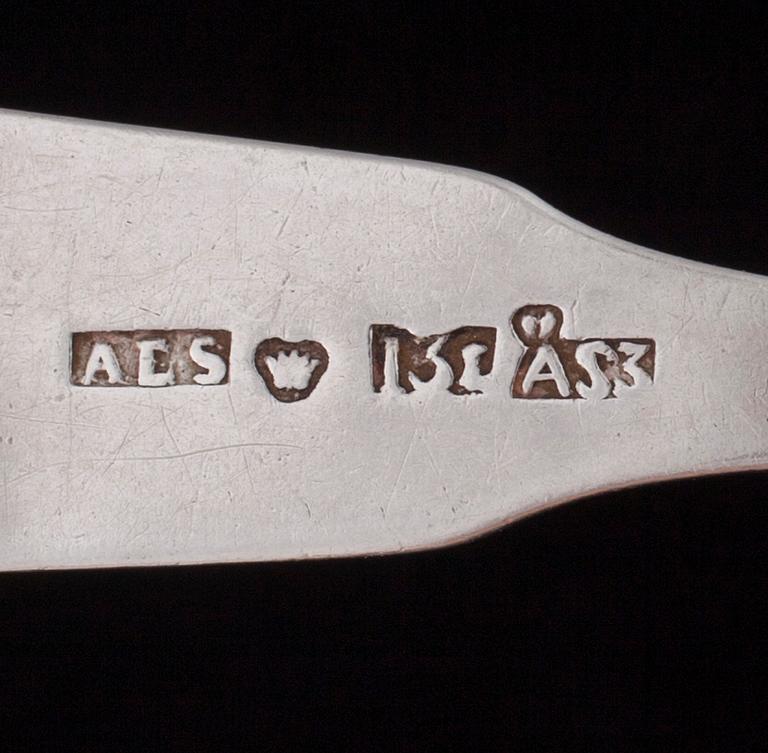 BESTICK, 35 delar, silver och nysilver, engelska, finska, ryska stämplar, 1845-1900-talets mitt. Total silvervikt 465 g.