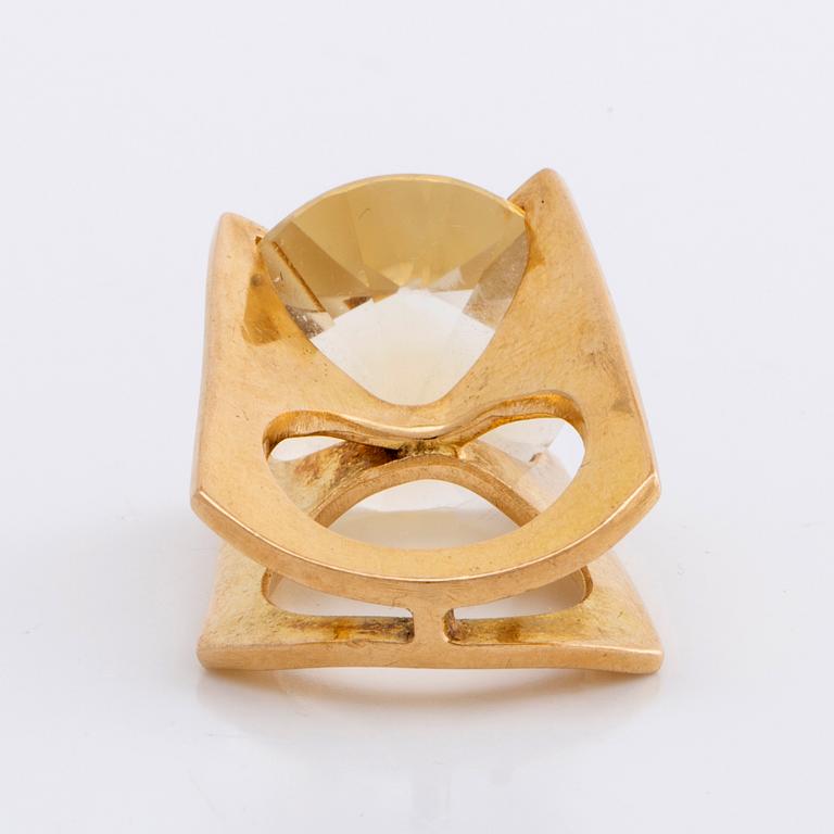 RING 18K gold with 1 citrin approx 18 x 18 mm, total weight 15 g, Stockholm 1967.