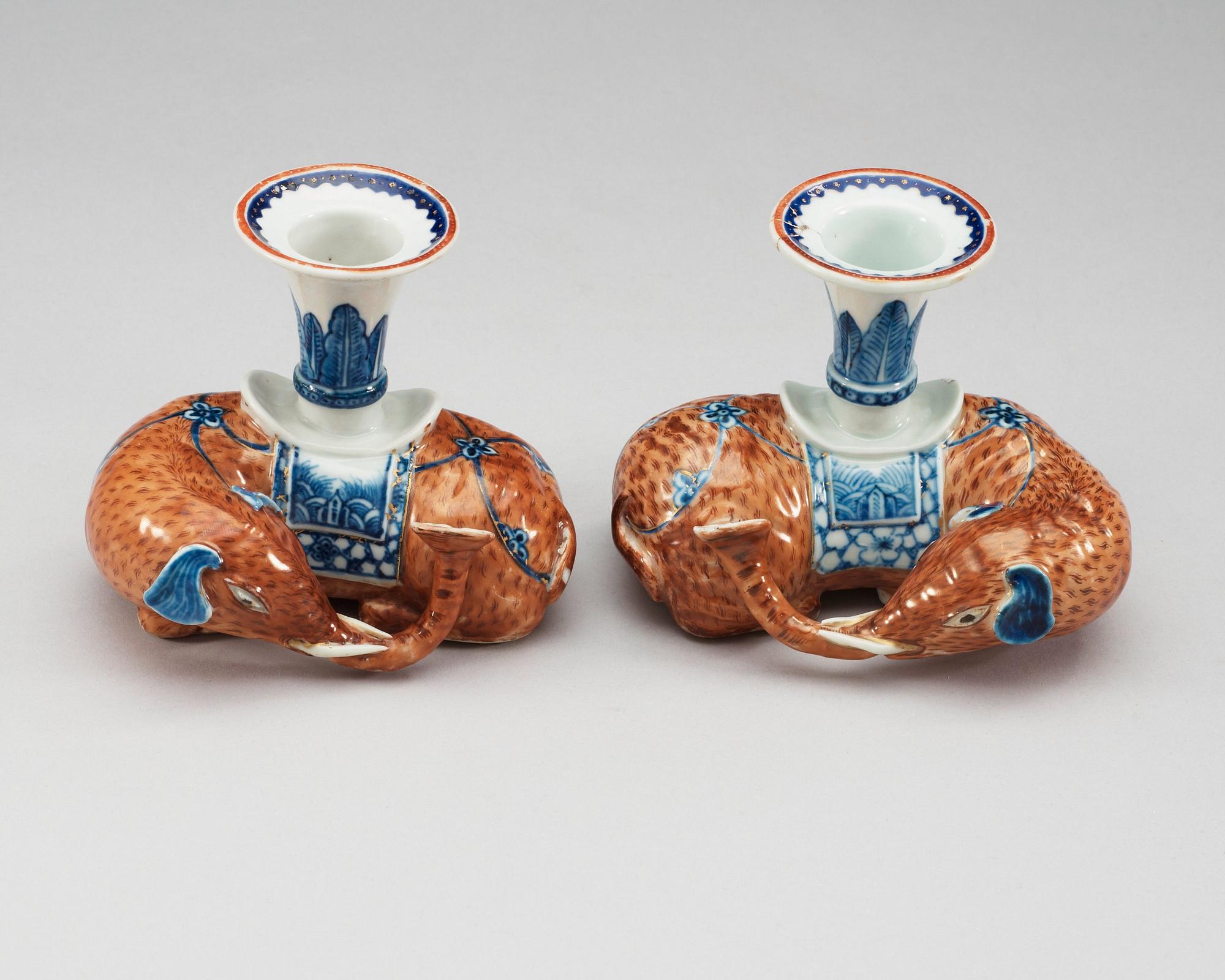 LJUSSTAKAR, ett par, kompaniporslin. Qing dynastin, Qianlong (1736-95).