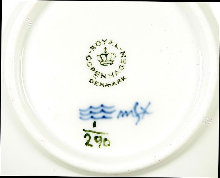 SERVIS, 131 delar, porslin, "Musselmalet", Royal Copenhagen och YTTERFODER, porslin, "Musselmalet", Bing & Gröndahl, Danmark.