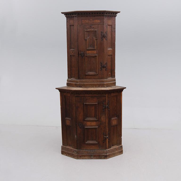 HÖRNSKÅP, barock, 1700-tal.