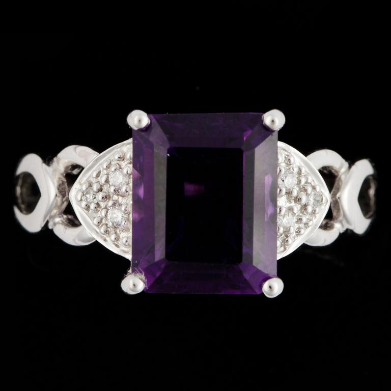 RING, 18k vitguld, trappslipade ametist med 6 mindre briljantslipade diamanter, tot ca 0,06 ct. Vikt ca 4,5 gram.