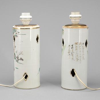 PERUKVASER, 2 st, porslin, Kina, 1900-talets första hälft.