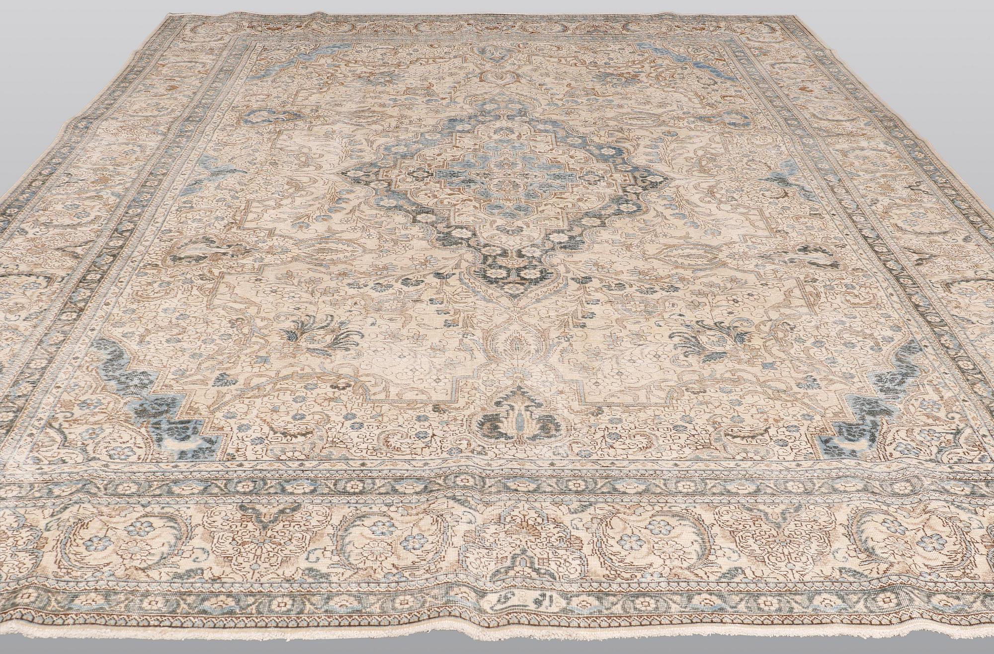 A carpet, Oriental, ca 430 x 324 cm.