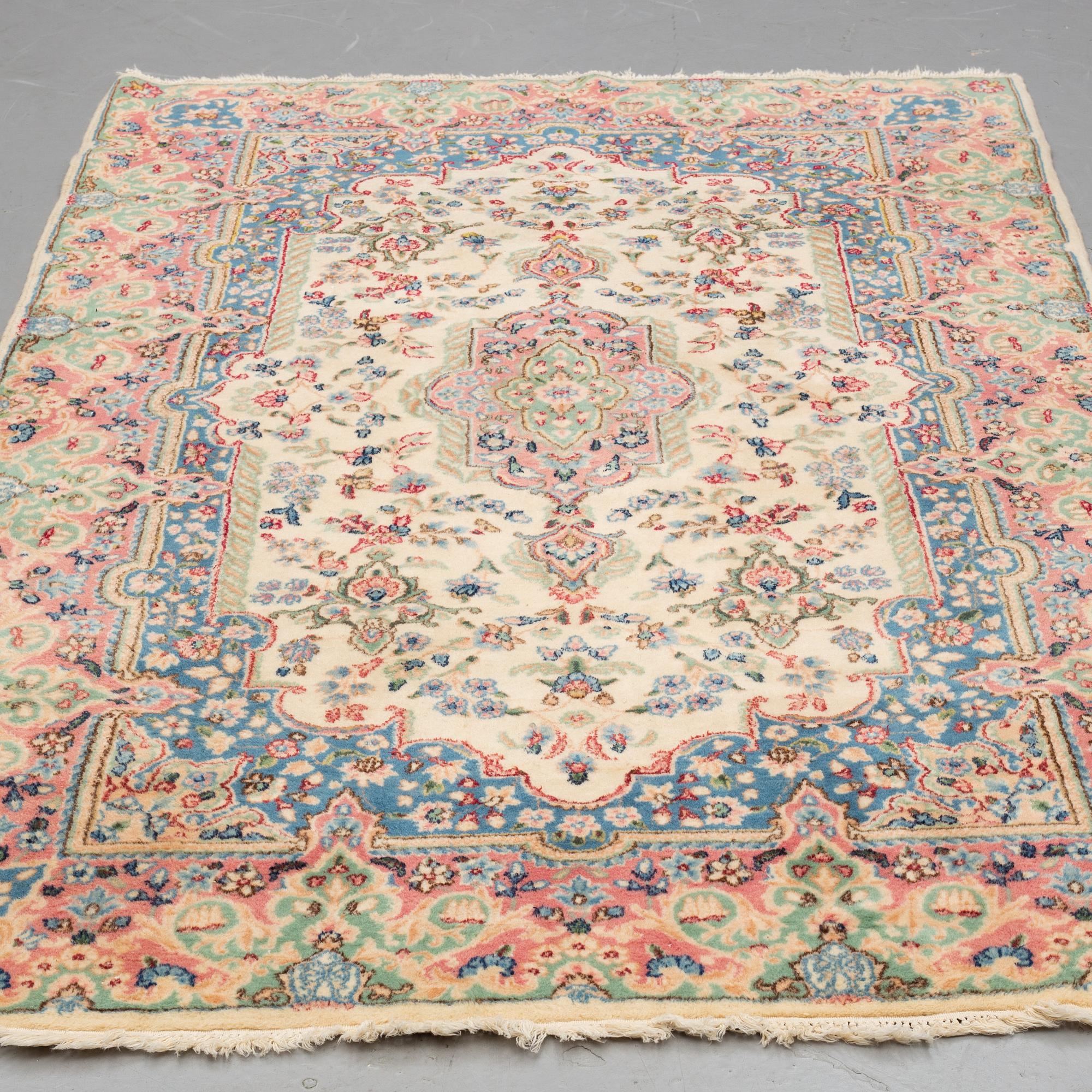 A RUG , semiantik Kirman, ca 245 x 147 cm.