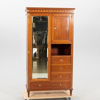 Klädskåp/Garderob CE Jonssons möbelfabrik 1900-talets början.