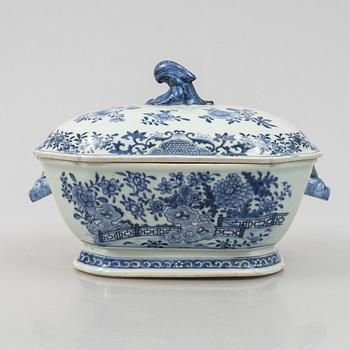 A blue and white tureen with cover, China, Qianlong (1736-95).