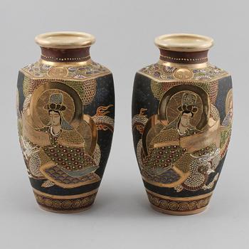 VASER, ett par, porslin, Satsuma, Japan, 1800-/1900-tal.