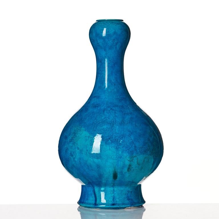 A large turqouise glazed bulb vase, late Qing dynasty.