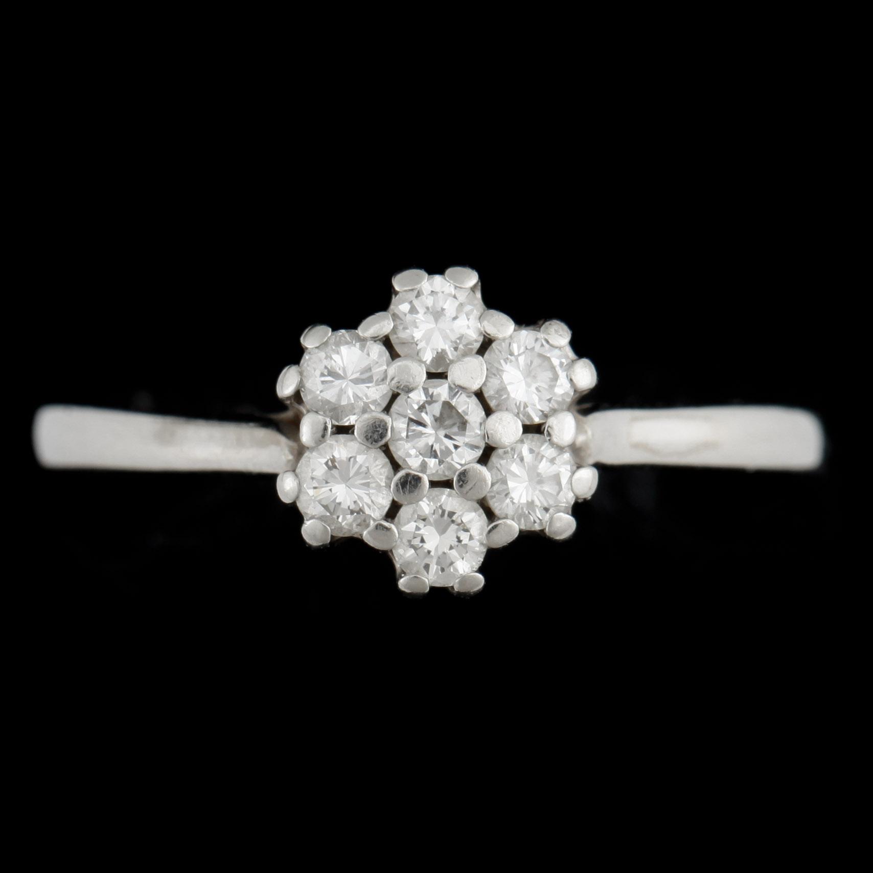 RING, 18k guld med 6 briljantslipade diamanter, enligt gravyr tot ca 0,45 ct. Vikt ca 2,4 gram.