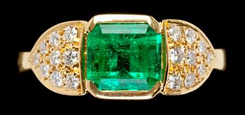1068. RING, trappslipad smaragd, ca 1.40 ct samt briljantslipade diamanter, tot. ca 0.40 ct.