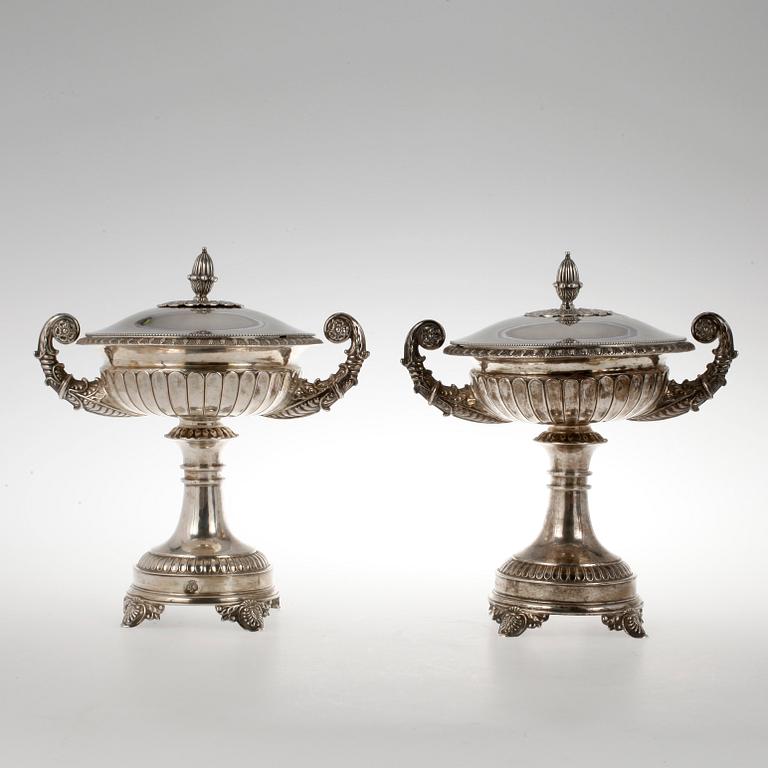 SOCKERSKÅLAR, ett par, silver, empire, Gustaf Möllenborg, Stockholm 1832. Tot ca 1574 gram.