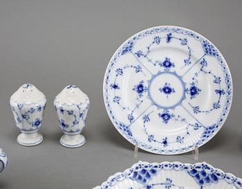 SERVISDELAR, 36 delar, porslin, "Musselmalet", Royal Copenhagen, 1900-tal.