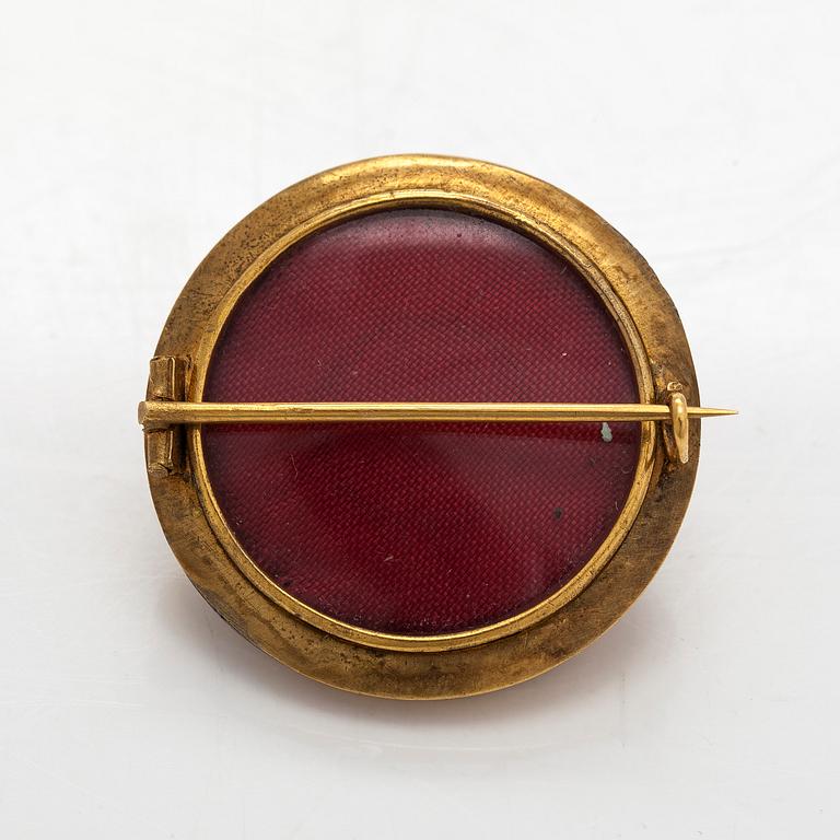 An 18K gold brooch, 19th century.