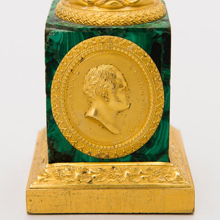 KLOCKSTÄLL, förgylld brons och malakit, Ryssland, 1800-talets första hälft.