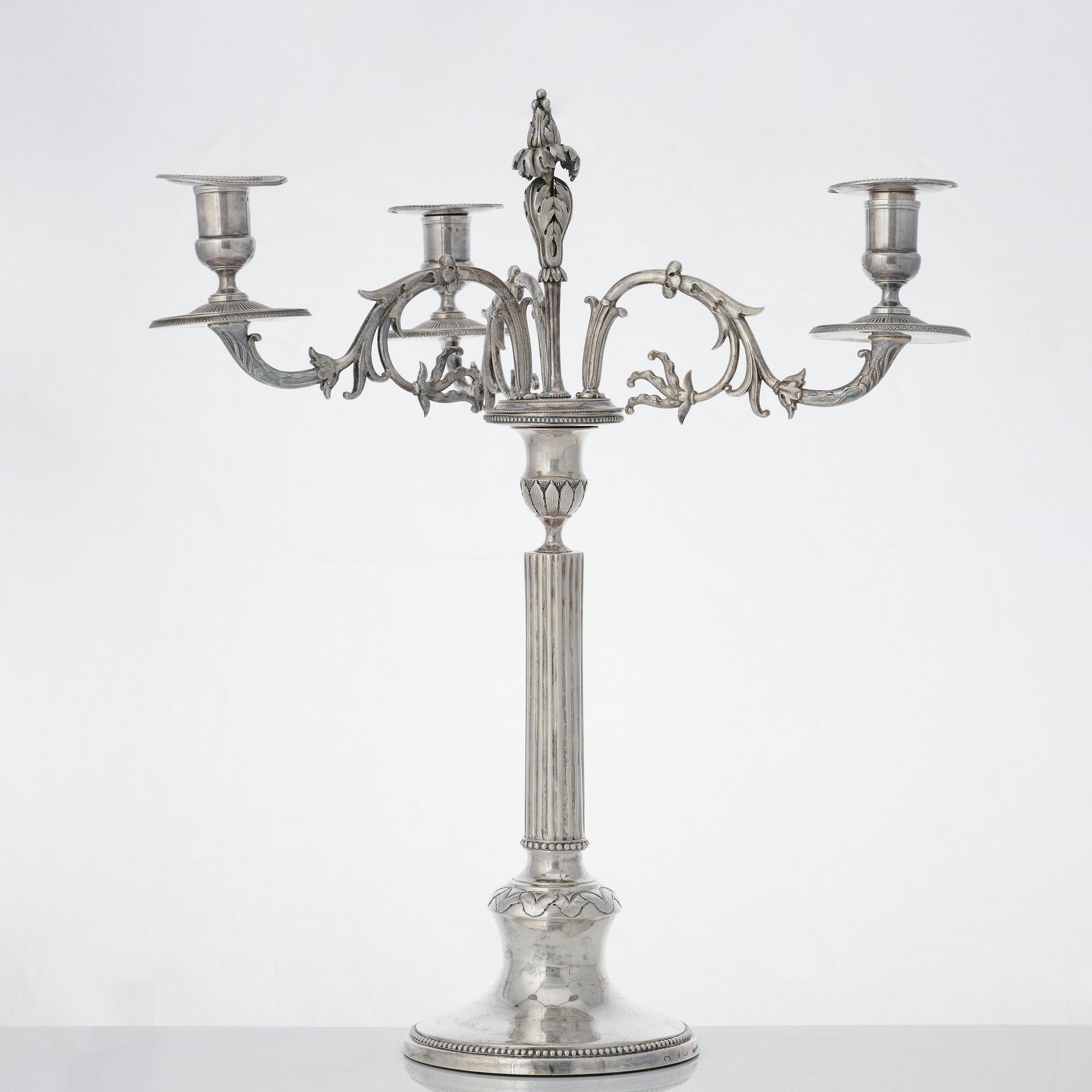 Anders Isleben, kandelabrar för tre ljus, ett par, silver, Norrköping 1793. Gustavianska.