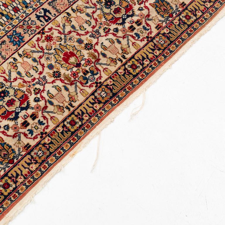 A semi-antique Tabriz carpet, ca 305 x 198,5 cm.