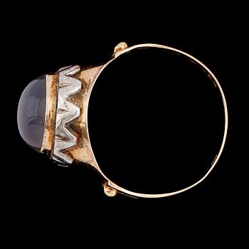 RING, 18 k guld/vitguld, cabochonslipad månsten, svenska stämplar Stigbert, Stockholm 1954.