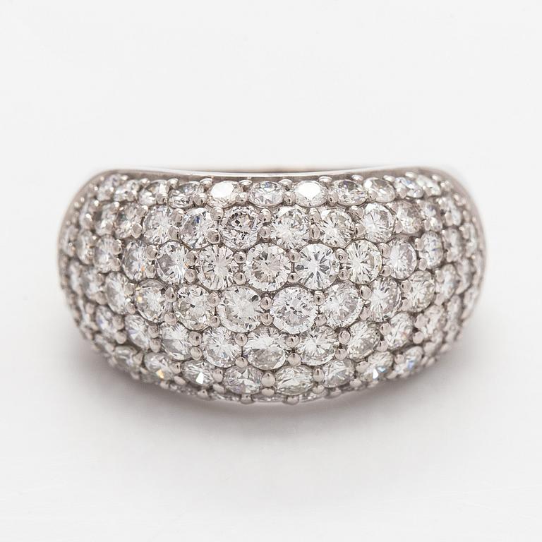Ring, bombé, platina och briljantslipade diamanter.