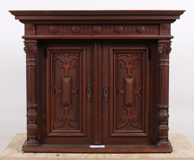 VÄGGSKÅP, nyrenässans, sent 1800-tal.