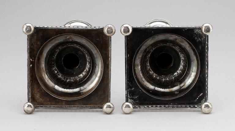 LJUSSTAKAR, ett par, silver, empirstil, J E Torsk, Stockholm, 1908. Vikt ca 990 g.