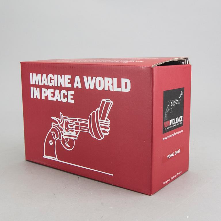 Carl Fredrik Reuterswärd, Non-Violence Project Foundation skulptur 2012.