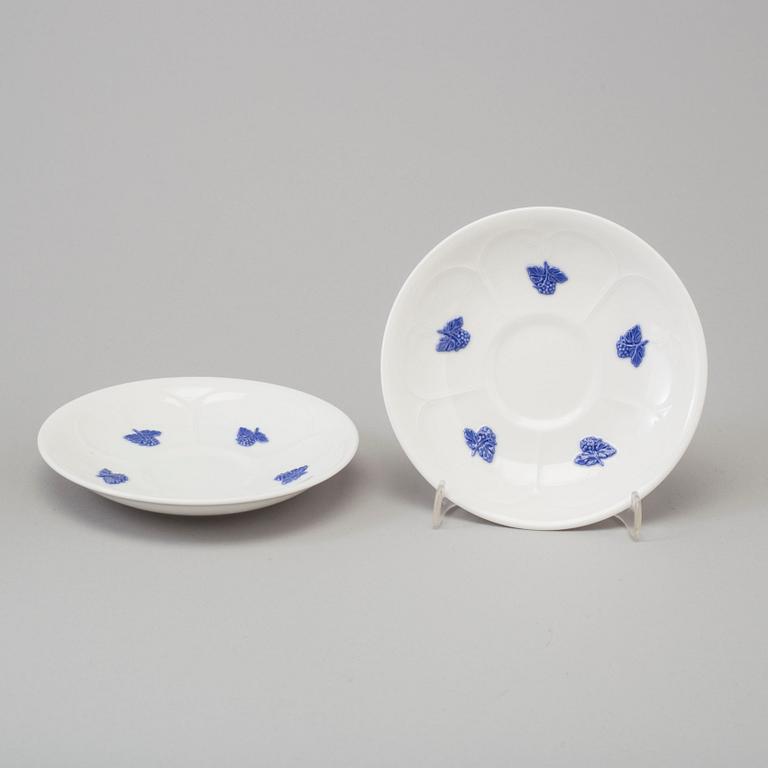 KAFFEKOPPAR MED FAT, 49 st, benporslin, "Blå blom", Old Gustavsberg, 1900-talets andra hälft.