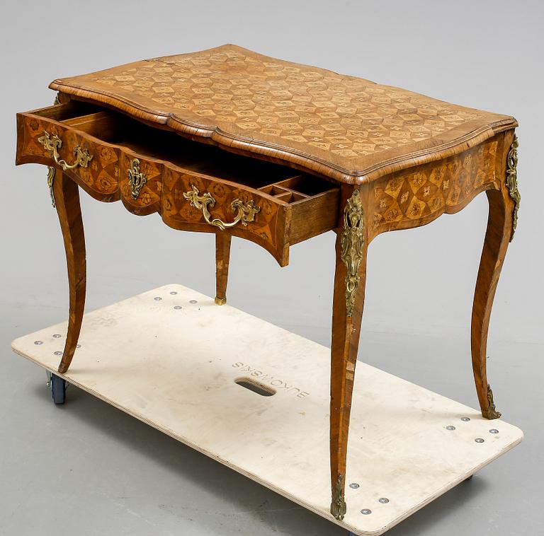 DAMSKRIVBORD, Rokokostil, 1800-talets slut.